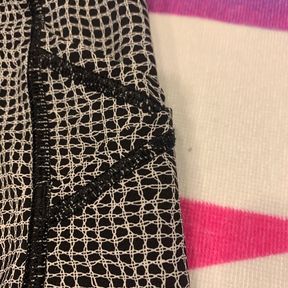 Like New LuLuLemon Athletica Black/White Leggings - Picture 6 of 11